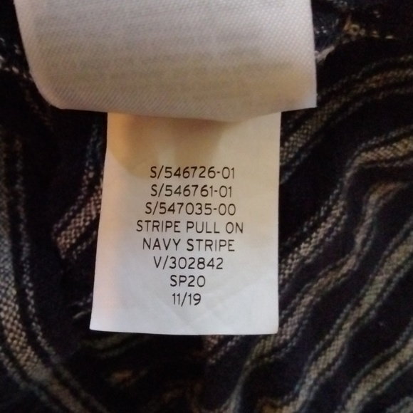 Size XL 55% linen navy striped shorts. By the Gap.So lightweight and comfy. - Picture 8 of 12